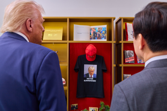 李在明（イ・ジェミョン）大統領とトランプ米大統領が29日、国立慶州（キョンジュ）博物館で韓米首脳会談の前、博物館に展示された「トランプ大統領グッズ」を見ている。 ［写真 大統領室］
