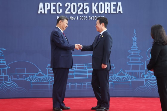 李在明（イ・ジェミョン）大統領が31日、慶州和白コンベンションセンター（HICO）で2025APEC首脳会議に出席した中国の習近平国家主席を迎えている。 ［聯合ニュース］