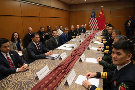 31日（現地時間）、ヘグセス米国防長官（左側前列の手前から4人目）はマレーシア・クアラルンプールで中国の董軍国防相（右側列の手前から4人目）と米中国防相会談を行った。 ［X キャプチャー］