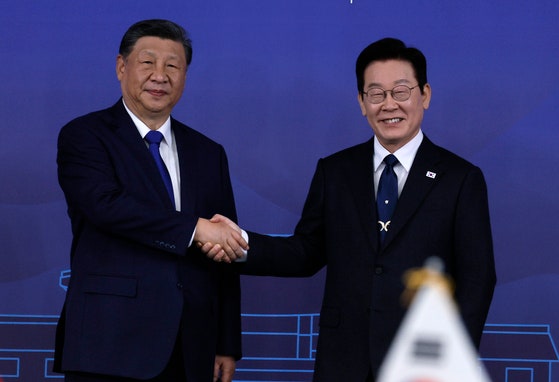 韓国の李在明大統領と中国の習近平国家主席が1日に国立慶州博物館で開かれた首脳会談で記念撮影をしている。チョン・ミンギュ記者