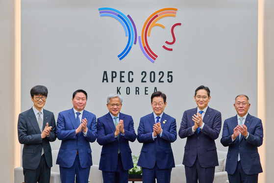 李在明大統領が31日に慶州の和白コンベンションセンターでエヌビディアのジェンスン・フアン最高経営責任者（CEO）との面談に先立ち韓国企業代表らとともに記念撮影をしている。左からネイバーの李海珍理事会議長、SKグループの崔泰源会長、ジェンスン・フアンCEO、李在明大統領、サムスン電子の李在鎔会長、現代自動車グループの鄭義宣（チョン・ウィソン）会長。［写真 韓国大統領室］