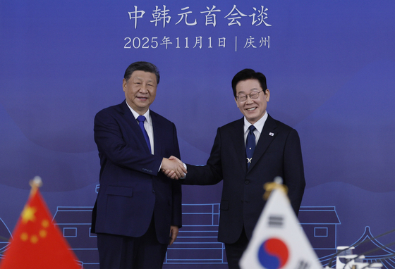 韓国の李在明（イ・ジェミョン）大統領と中国の習近平国家主席が1日、慶尚北道慶州（キョンサンブクド・キョンジュ）の国立慶州博物館で行われた韓中首脳会談で記念撮影をしている。チョン・ミンギュ記者。