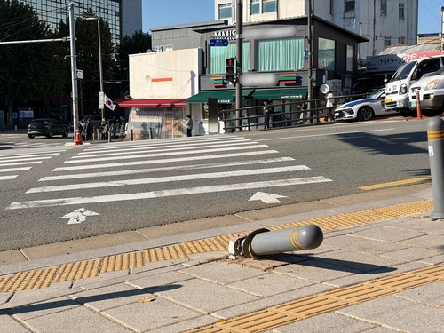 事故当時の衝撃で曲がったボラード（車止め）。［写真 聯合ニュース］