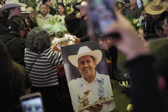   銃撃を受けて死亡したメキシコのカルロス・マンソ市長。［写真 聯合ニュース］