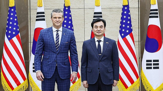 国防部の安圭佰長官とヘグセス米国防長官が4日午前、ソウルの国防部で開かれた韓米安保協議会議（SCM）拡大会議で記念撮影をしている。［写真 共同取材団］