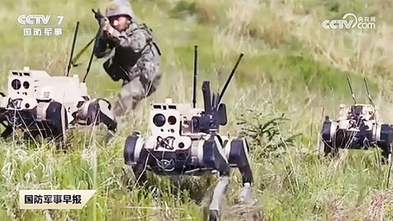  四足歩行ロボットを活用した中国軍の訓練 ［中国CCTV キャプチャー］