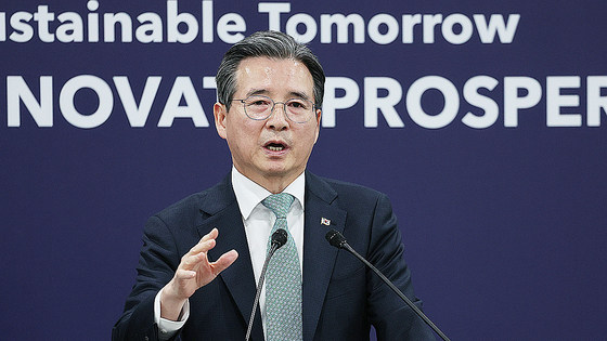 韓国の金容範（キム・ヨンボム）大統領室秘書室長が先月29日、慶尚北道慶州（キョンサンブクド・キョンジュ）のアジア太平洋経済協力（APEC）国際メディアセンターで韓米関税交渉に関するブリーフィングを行っている。［写真 大統領室写真記者団］