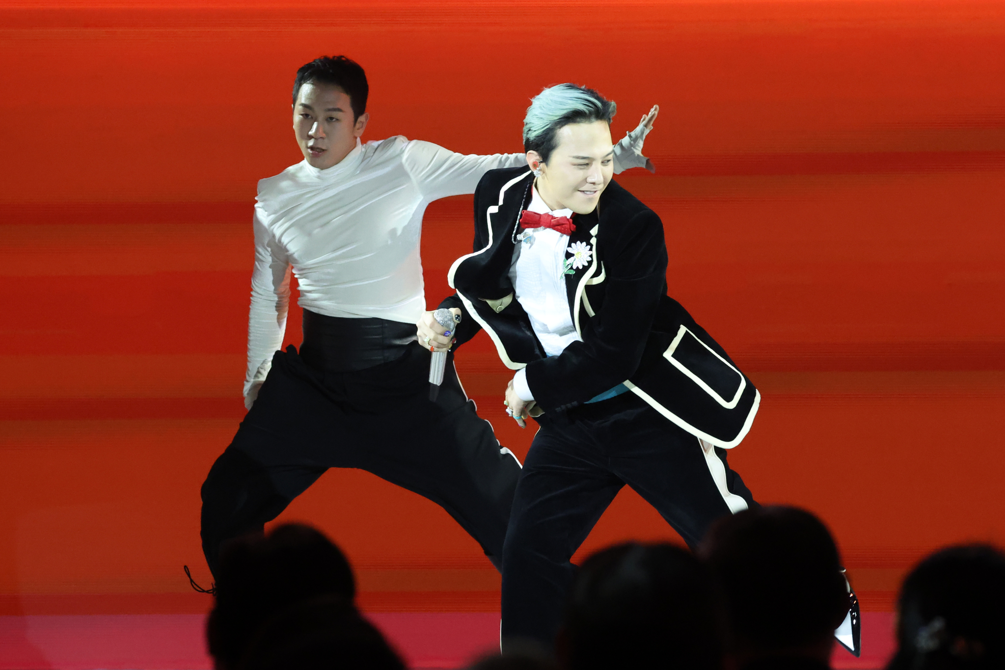   APEC首脳会議の歓迎夕食会で公演する歌手G－DRAGON。［写真＝聯合ニュース］