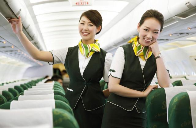   中国春秋航空の乗務員。［写真 SNS］
