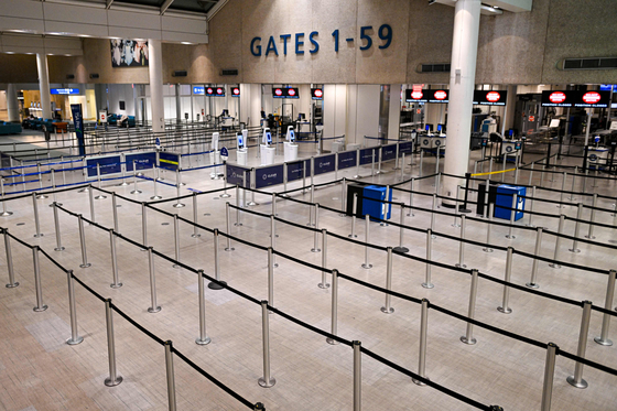 先月30日（現地時間）、米フロリダ州オーランド国際空港の運輸保安庁（TSA）カウンターが閑散としている。米連邦政府のシャットダウン（政府機関閉鎖）は、11月5日で史上最長記録を更新し、ドナルド・トランプ大統領1期目の35日間の記録を超えた。行政当局は、休暇シーズンの航空大乱や福祉手当の支給停止の可能性を警告し、早急な解決を訴えている。［写真 AFP＝聯合ニュース］