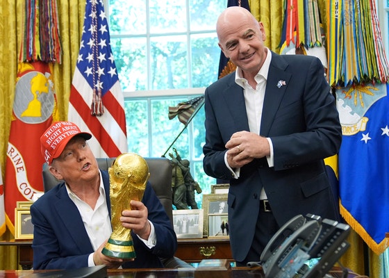 今年8月、ホワイトハウスでトランプ米大統領がワールドカップを手に持っている。右はインファンティーノ国際サッカー連盟会長。 ［AP＝聯合ニュース］