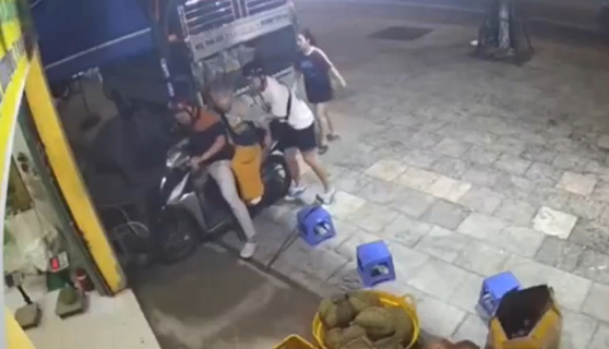 道に迷った韓国人観光客を送り届けるベトナム男性。［写真 NLD映像キャプチャー］