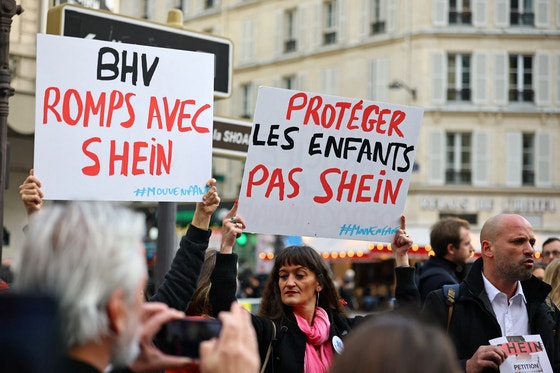 5日（現地時間）、フランス・パリで中国の電子商取引プラットフォーム「シーイン（SHEIN）」初の常設オフライン店舗が入る百貨店「ル・べー・アッシュ・ヴェー・マレ（Le BHV Marais）」の近くで、市民団体が開店に反対するデモを行っている。［ロイター＝聯合ニュース］