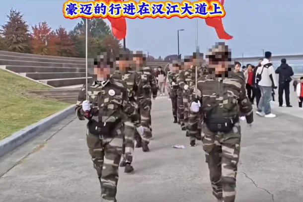  ソウル漢江で軍服姿で列を作って行進している中国人。［写真 SNS］