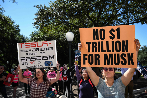 米テスラの株主らが5日（現地時間）、テキサス州議事堂の前でイーロン・マスクCEOに対する株式報酬案反対デモをしている。 ［AFP＝聯合ニュース］