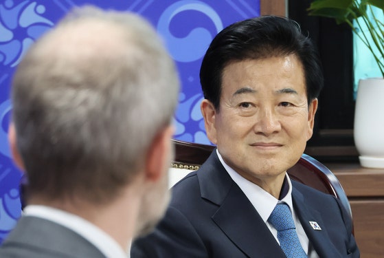 鄭東泳長官。［写真 聯合ニュース］