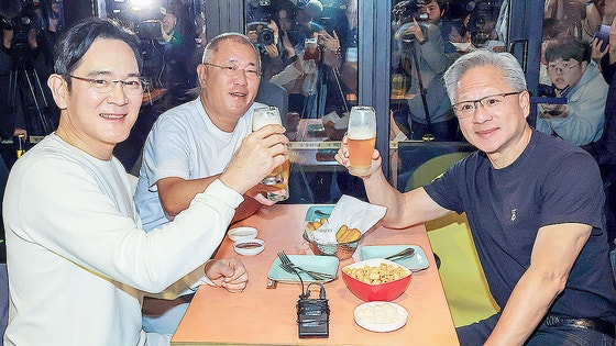 エヌビディアのジェンスン・フアン最高経営責任者（CEO）が30日午後、ソウル・三成駅に近いチキン店でサムスングループの李在鎔会長、現代自動車グループの鄭義宣会長と会合を持っている。キム・ギョンロク記者