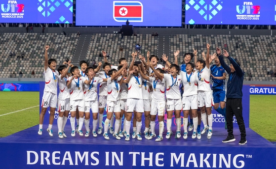 北朝鮮U－17女子代表が表彰台で優勝の喜びを満喫している。 ［EPA＝聯合ニュース］