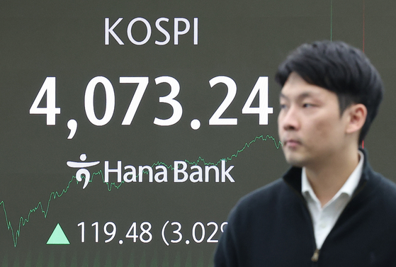 10日午後、ソウルのハナ銀行本店ディーリングルームのモニターにKOSPI指数が表示されている。この日のKOSPIは前営業日より3．02％上がった4073．24で取引を終えた。［写真 聯合ニュース］