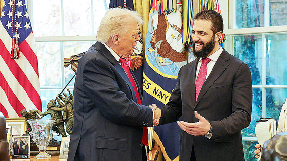 ドナルド・トランプ米大統領（左）が10日（現地時間）、ワシントンのホワイトハウスでシリアのアフマド・アル・シャラア暫定大統領と握手している。［AP＝聯合ニュース］