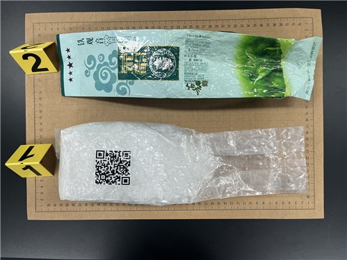    済州島の海岸で発見された「茶袋」に偽装された麻薬。聯合ニュース