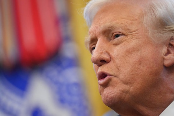  トランプ米大統領が10日にホワイトハウスで駐インド米国大使の任命宣誓式を終えた後記者らと対話している。［写真 AP＝聯合ニュース］