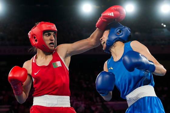 昨年のパリ五輪女子ボクシング66キロ級決勝で相手を圧倒したイマネ・ケリフ（左） ［AP＝聯合ニュース］