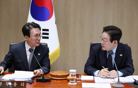 李在明（イ・ジェミョン）大統領が11日午前、ソウル竜山大統領室庁舎で開かれた第49回国務会議に出席し、金民錫（キム・ミンソク）首相と対話している。 ［聯合ニュース］