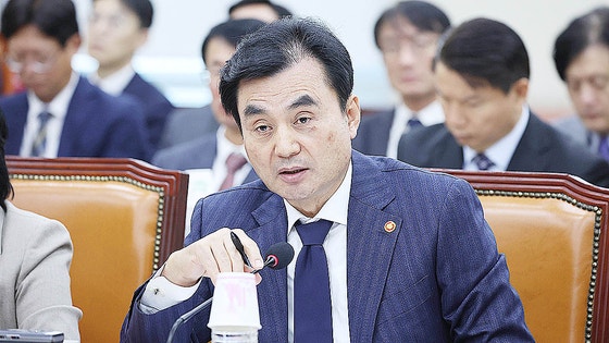 安圭佰（アン・ギュベク）国防部長官が5日午前、ソウル汝矣島（ヨイド）国会で開かれた国防委員会第6回全体会議に出席し、議員の質問に答えている。 イム・ヒョンドン記者