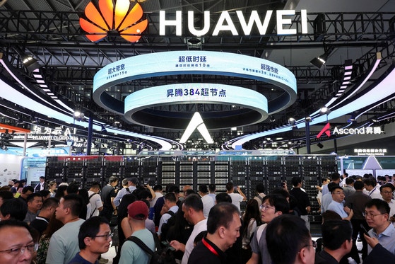 中国の技術企業ファーウェイ（華為）がある展示会場にブースを構えている様子。ファーウェイは自社のAIチップを開発しており、毎年アップグレードされた新しいチップを発表している。ロイター＝聯合ニュース