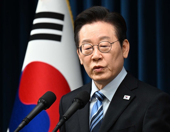 韓国の李在明（イ・ジェミョン）大統領が14日、ソウル竜山（ヨンサン）の大統領室庁舎で韓米ファクトシート妥結の結果を発表している。［写真　大統領室写真記者団］