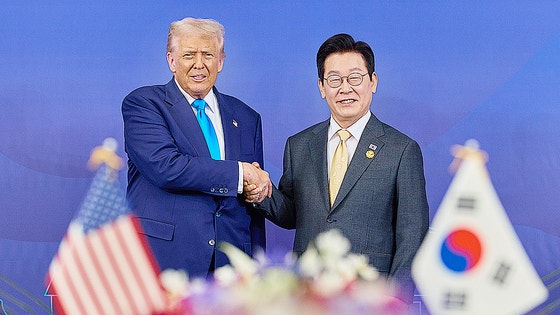 先月29日、慶州（キョンジュ）博物館で行われた韓米首脳会談の前に握手する李在明（イ・ジェミョン）大統領とトランプ米大統領 ［ニュース1］