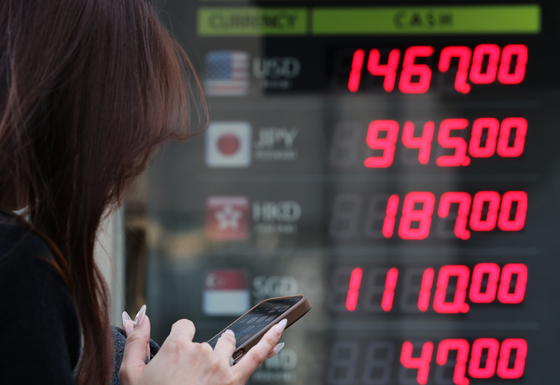 ソウル・明洞の両替所で外国人が両替をしている。［写真 ニュース1］