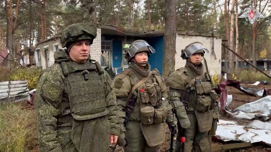 14日、ロシア西部クルスク地域で地雷除去作業に投入された北朝鮮工兵部隊員。［ロイター＝聯合ニュース］