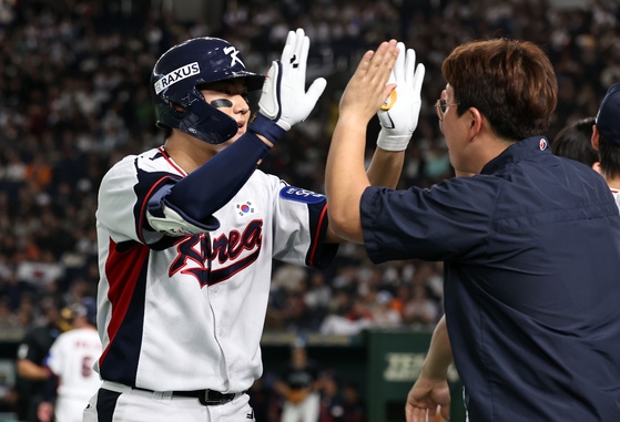 金周元（キム・ジュウォン）が16日、日本との評価試合で9回裏二死から同点ソロ弾を放った。2日連続の逆転負けの危機を迎えていた韓国はこの本塁打で7－7の引き分けに持ち込み、日本との評価試合を1敗1分けで終えた。 ［ニュース1］