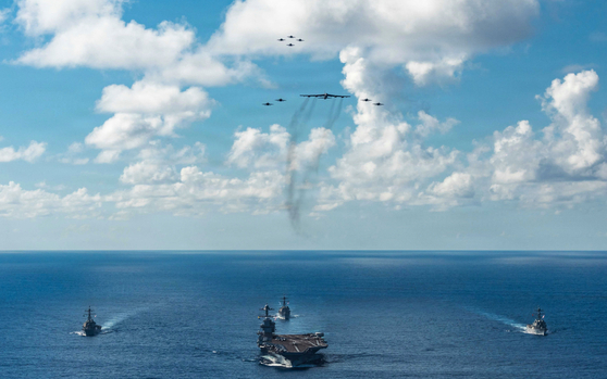 米国とベネズエラ間の軍事的緊張が高まる中、米海軍の空母「ジェラルド・R・フォード」を中心とした空母打撃群が16日（現地時間）、カリブ海に進入した。写真はフォードがイージス駆逐艦「ベインブリッジ」（DDG－96）、「マハン」（DDG－72）、「ウィンストン・S・チャーチル」（DDG－81）と共に作戦を遂行している。［写真 米海軍］