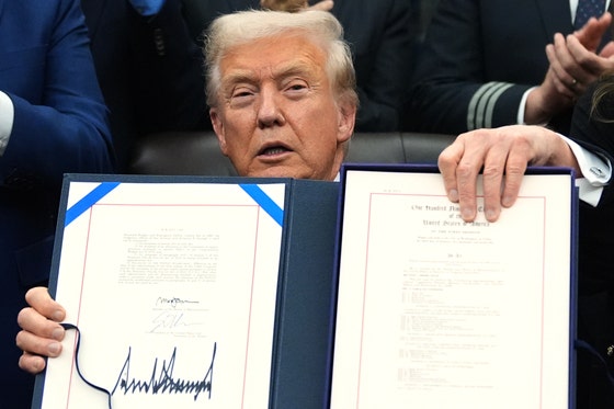 ドナルド・トランプ米国大統領が12日（現地時間）、ホワイトハウス執務室で連邦政府再稼働のためのつなぎ予算案に署名した後、それを掲げて見せている。米国史上最長の連邦政府シャットダウンがトランプ大統領と共和党の勝利で終わったと考える米国人が過半数に達したとの世論調査が出た。AP＝聯合ニュース