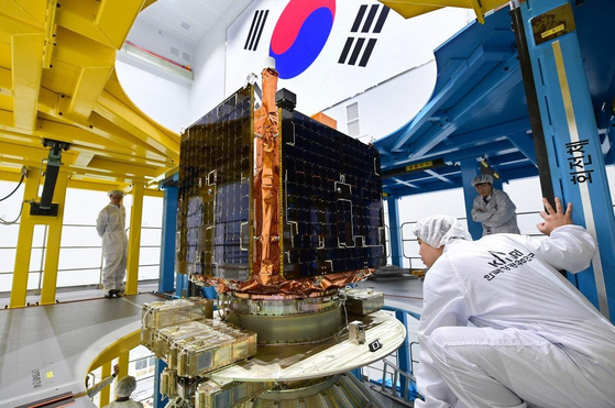 ヌリ号3段目に搭載された次世代中型衛星3号。韓国航空宇宙研究院によると27日に打ち上げられるヌリ号ロケットには主搭載衛星である次世代中型衛星3号と小型衛星12基が載せられる。衛星に搭載される機器は宇宙環境心血管疾患研究、オーロラ観測、宇宙プラズマ測定任務を担う。［写真 聯合ニュース］