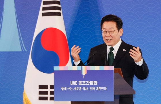 韓国の李在明（イ・ジェミョン）大統領が17日、アラブ首長国連邦（UAE）アブダビで開かれた同胞夕食懇談会に出席して発言している。［大統領室写真記者団］