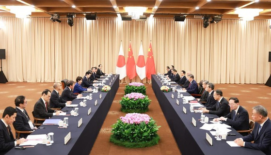  慶州（キョンジュ）で行われた習主席と高市首相の会談の様子。［新華通信］