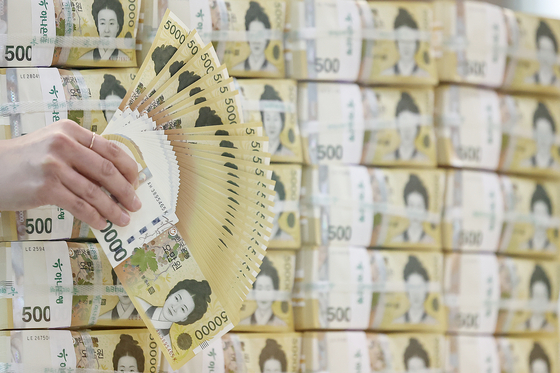 ソウル外国為替市場によると7日のウォン相場は夜間取引で1ドル＝1461．50ウォンで取引を終えた。7カ月ぶりのウォン安水準だ。写真はソウルのハナ銀行。ニュース1