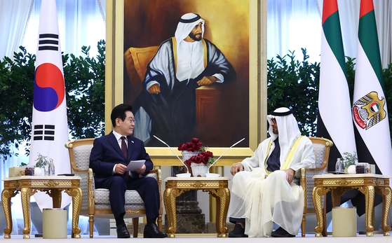 李在明（イ・ジェミョン）大統領が18日、アラブ首長国連邦（UAE）アブダビ大統領官邸でムハンマド・ビン・ザーイド・アル・ナヒヤーン大統領と首脳会談を行った。 チョン・ミンギュ記者