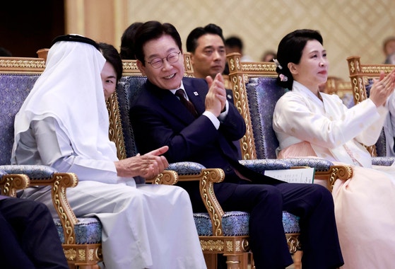 アラブ首長国連邦（UAE）を国賓訪問中の李在明（イ・ジェミョン）大統領は18日（現地時間）、アブダビ大統領官邸で開かれた韓国・UAE文化交流行事に出席した。右は金恵景（キム・ヘギョン）夫人。 ［聯合ニュース］
