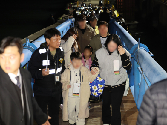 19日午後、全羅南道木浦市（チョルラナムド・モクポシ）の木浦海洋警察署専用埠頭に、旅客船「クイーンジェヌビアII（Queen Jenuvia II）」の乗客たちが救助され移動している。267人が乗船していたクイーンジェヌビアIIは、この日午後8時17分ごろ、全羅南道新安郡長山島（シナングン・チャンサンド）南方のチョク島で座礁した。聯合ニュース