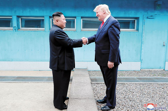トランプ米大統領が1期目の2019年6月30日、板門店（パンムンジョム）軍事境界線で北朝鮮の金正恩国務委員長と会って握手している。 ［中央フォト］