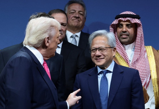 トランプ米大統領とエヌビディアのジェンスン・フアンCEOが2025年11月19日にワシントンDCで開かれた米国サウジ投資フォーラムで対話している。［写真 ロイター＝聯合ニュース］