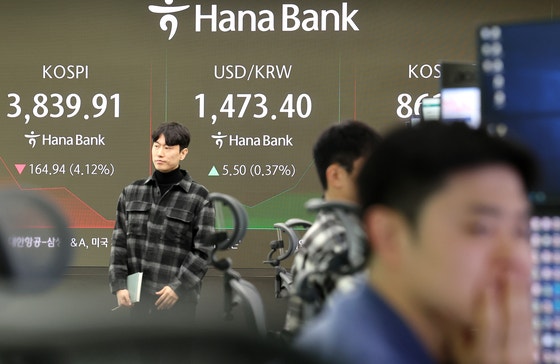 韓国総合株価指数（KOSPI）が反落で始まり、3900を割り込んだ21日、ソウル中区（チュング）のハナ銀行本店ディーリングルームの現況板にKOSPI指数が表示されている。聯合ニュース