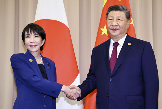 10月31日、慶州（キョンジュ）で行われた中日首脳会談の前に握手する習近平国家主席と高市早苗首相。［聯合ニュース］