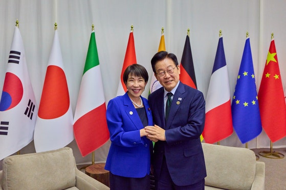 韓国の李在明（イ・ジェミョン）大統領が23日（現地時間）、主要20カ国・地域（G20首脳会議が開かれた南アフリカ共和国のヨハネスブルク・エキスポセンターで、高市早苗首相との非公式略式会談に先立ち記念撮影をしている。聯合ニュース