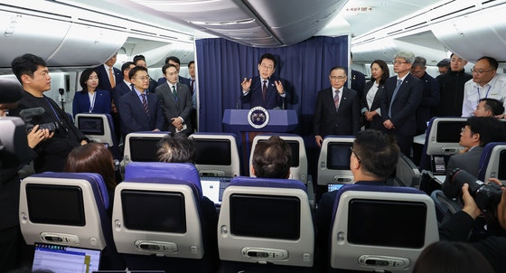 主要20カ国・地域（G20 ）首脳会議（サミット）の日程を終えた韓国の李在明（イ・ジェミョン）大統領が23日（現地時間）、トルコへ向かう空軍1号機で記者たちの質問に答えている。チョン・ミンギュ記者